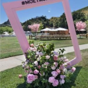 "Dev Çerçeve" ve Çiçekli Fotoğraf Köşesi (Photo Booth)