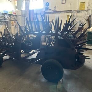 "Mad Max" Temalı Dikenli Araba Dekoru