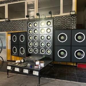 "Wall of Sound" Dev Hoparlör Duvarı ve DJ Kabini