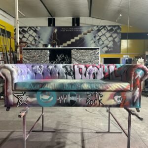 "Let's Rock" Graffiti Chesterfield Kanepe