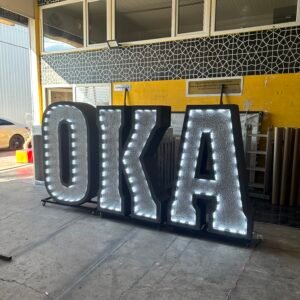 "Neon Mirror" Graffiti ve Neon Işıklı Ayna Dekoru